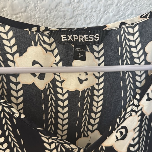 Express black floral short sleeve blouse top - Picture 3 of 4